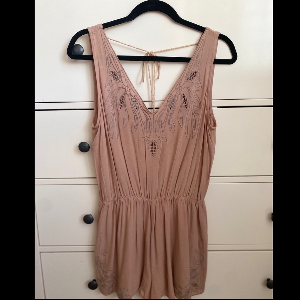 🤎 SADIE & SAGE TAN STRAPLESS FLORAL DESIGN ROMPER 🤎
